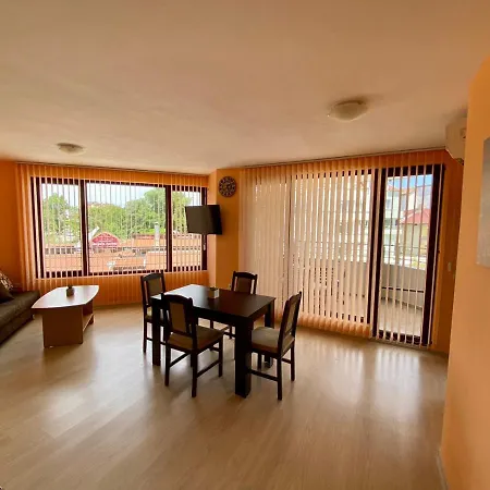 Cozy In The Center Of Apartment Primorsko